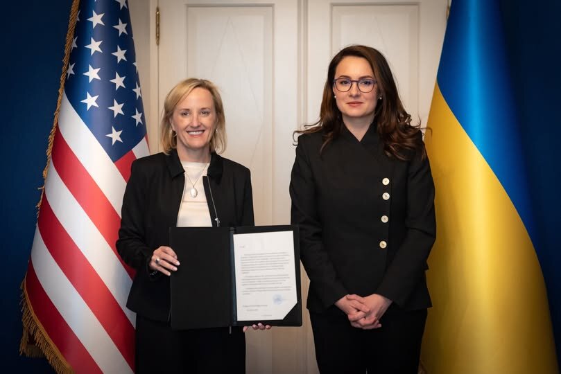 Флаги Украины и США вместе