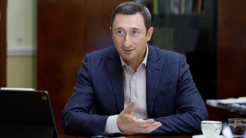 Задержанный мужчина в камере следственных