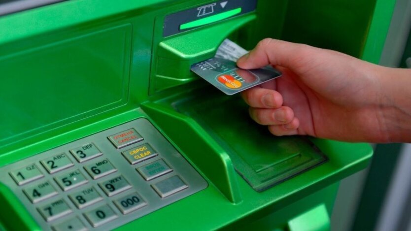 Ощадбанк и ПриватБанк: какую сумму наличных можно снять в банкоматах