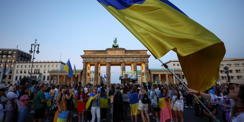 Сіра будівля із написом ПМП