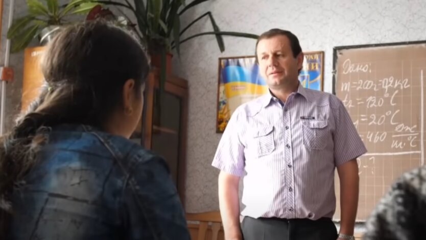 Учитель з документами на відстрочку