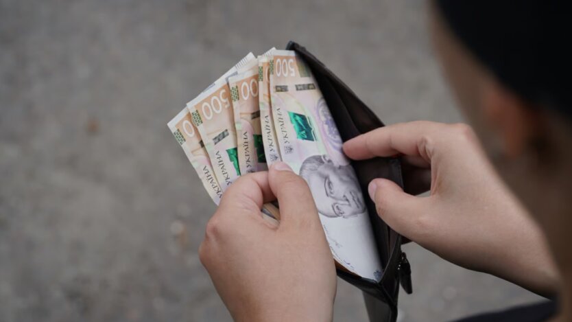Картинка з назвою Дві пенсії на фоні українського паспорту