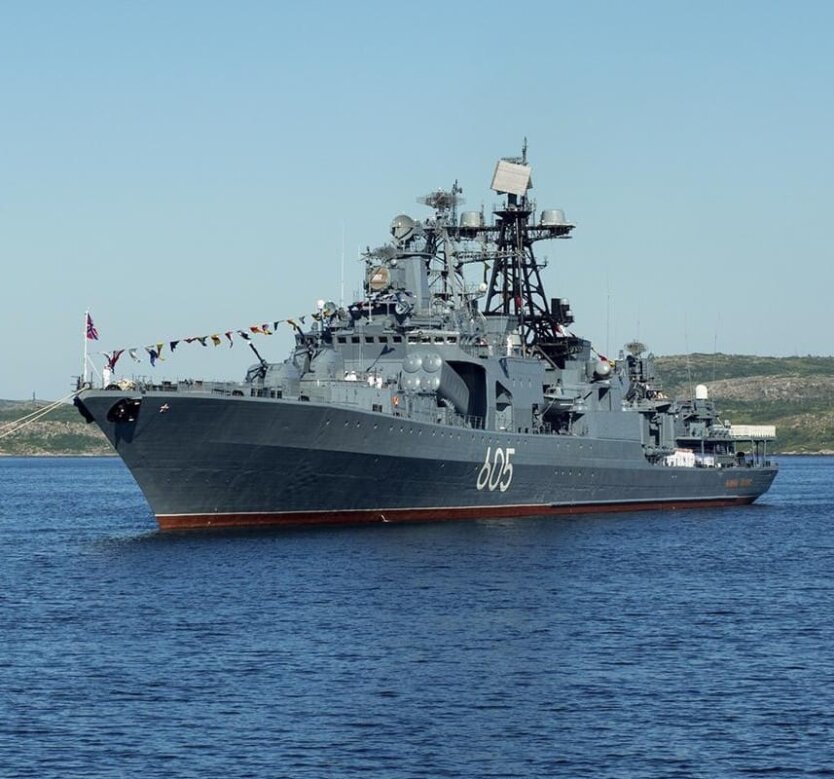 У Баренцевому морі палає російський великий протичовновий корабель 