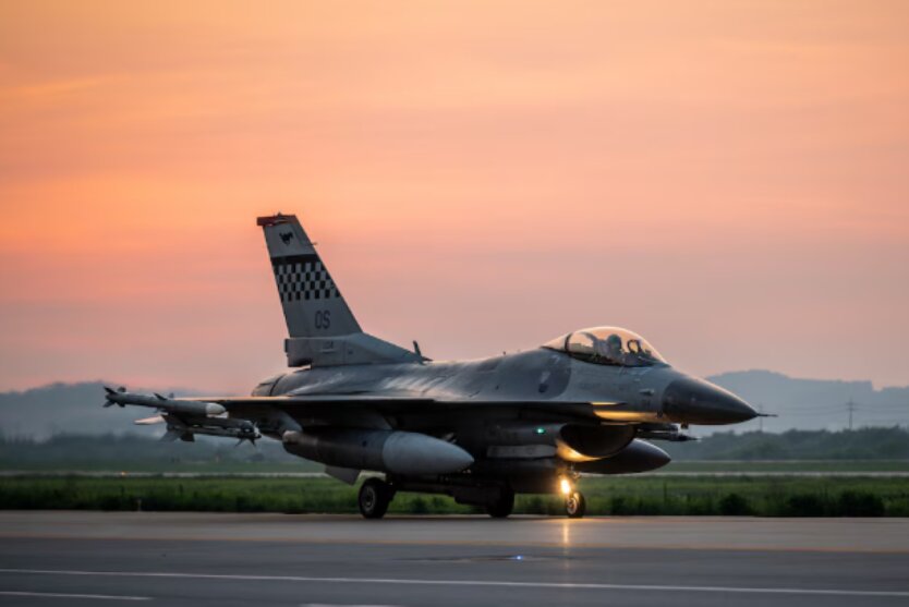 Истребители F-16 на авиабазе Осана