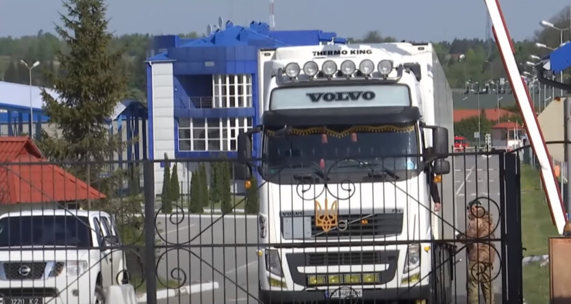 Польша ограничила пропуск украинских грузовиков через границу: причина