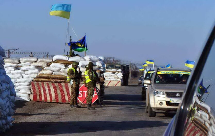 Водитель передает документы полицейскому на блокпосту