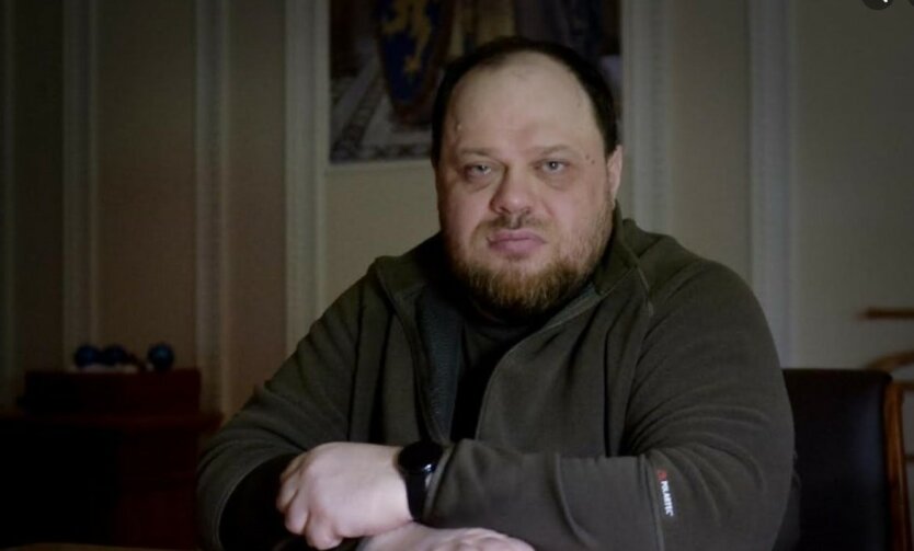Підлітковий клас грає в мобільну гру