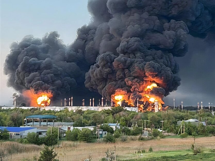 Украинские дроны атакуют аэродром и нефтебазу
