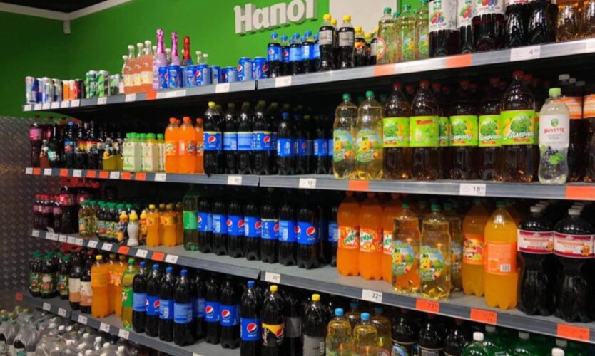 В летом выросли цены на газированные напитки: сколько стоят минералка, кока-кола и сок