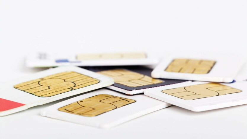 Українські SIM-картки в руках людей