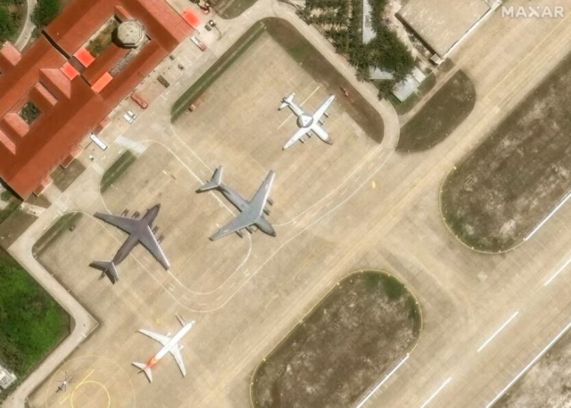 Военные самолеты на острове в Южно-Китайском море