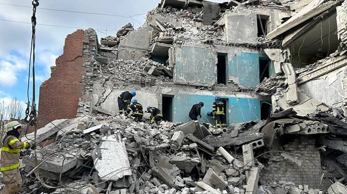 Удар по общежитию в Славянске: под завалами ищут двух человек