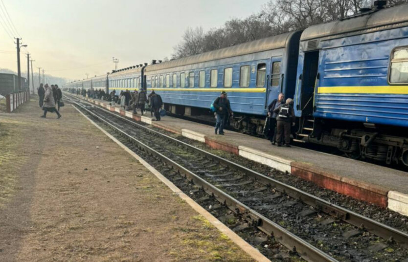 Паровоз і пасажирський вагон