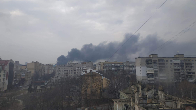 На Подолі в Києві спалахнула масштабна пожежа
