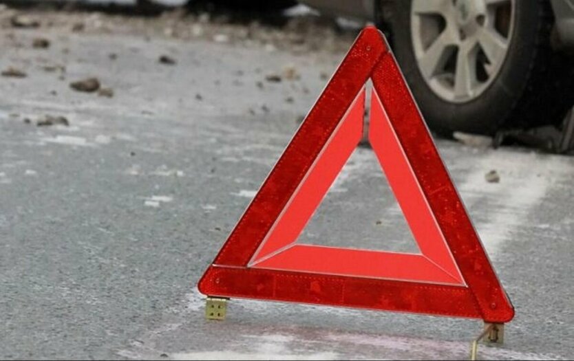 Автомобіль з аварією на тротуарі