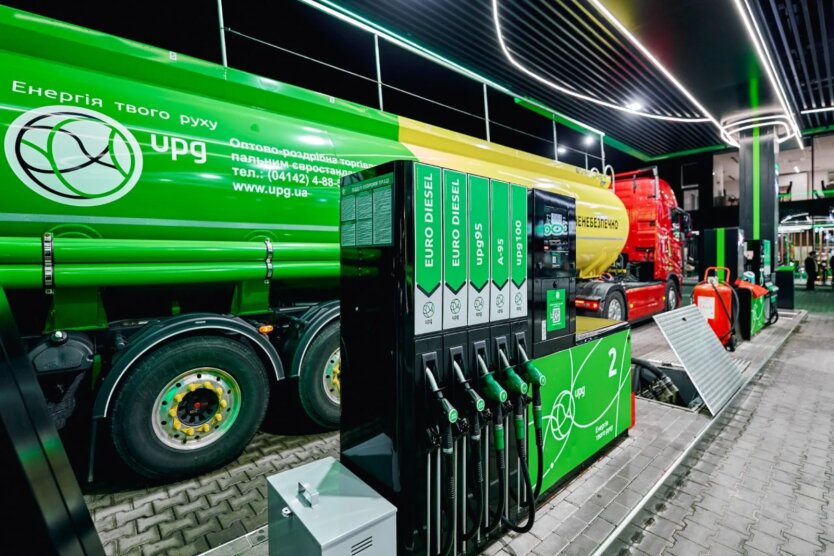 Автомобиль на заправке, продажи топлива