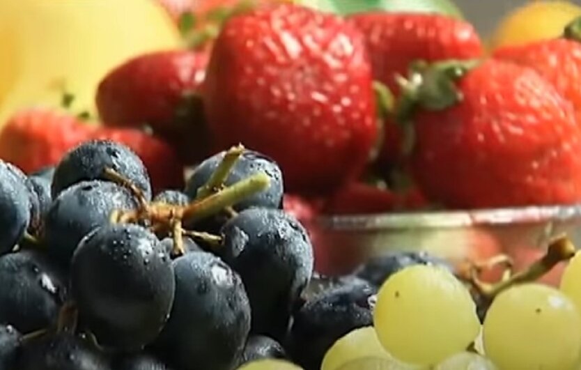 В Україні почали знижуватися ціни на полуницю та виноград: яблука подорожчали