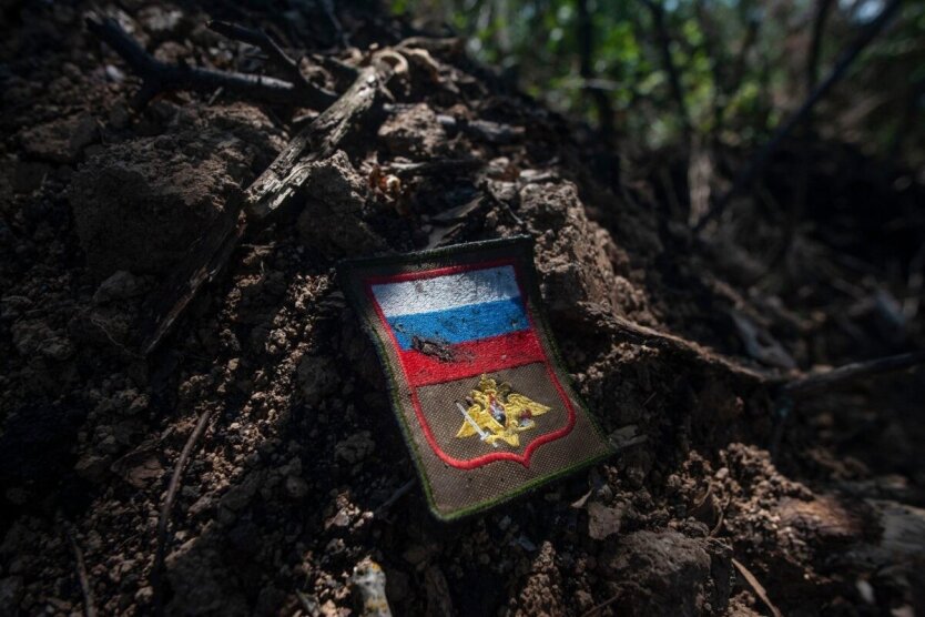 Логотип британської розвідки з фотографіями об'єктів РФ