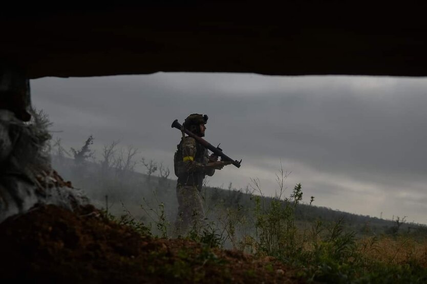 Боец на переднем плане проверяет боеприпасы