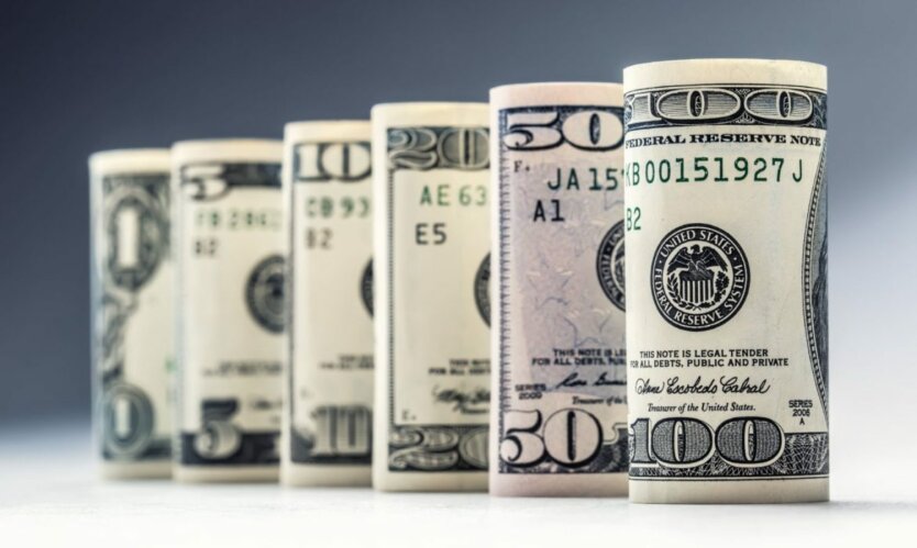 Долар значно просів: що відбувається з валютою США