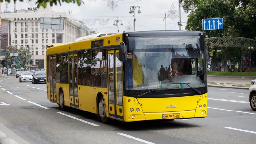 Червоний автобус переповнений людьми