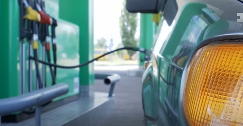 Автозаправка з логотипом