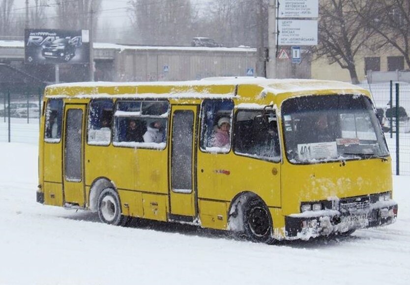 Зображено маршрутку на вулиці Києва