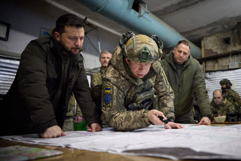 Президент Зеленский с документами в руках