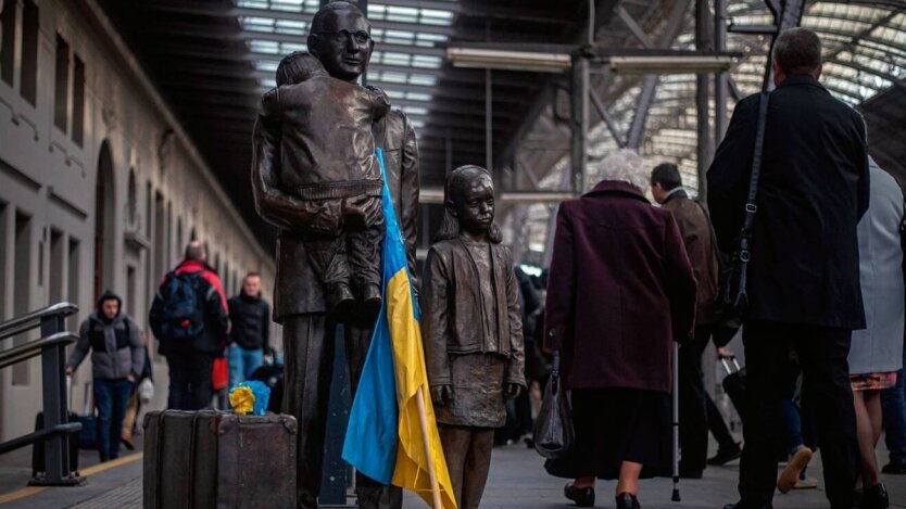 Картинка з символічним зображенням біженців в Україні