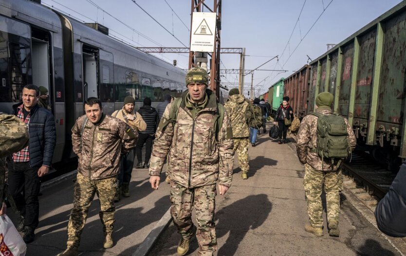 Военнослужащие на фоне биометрического паспорта