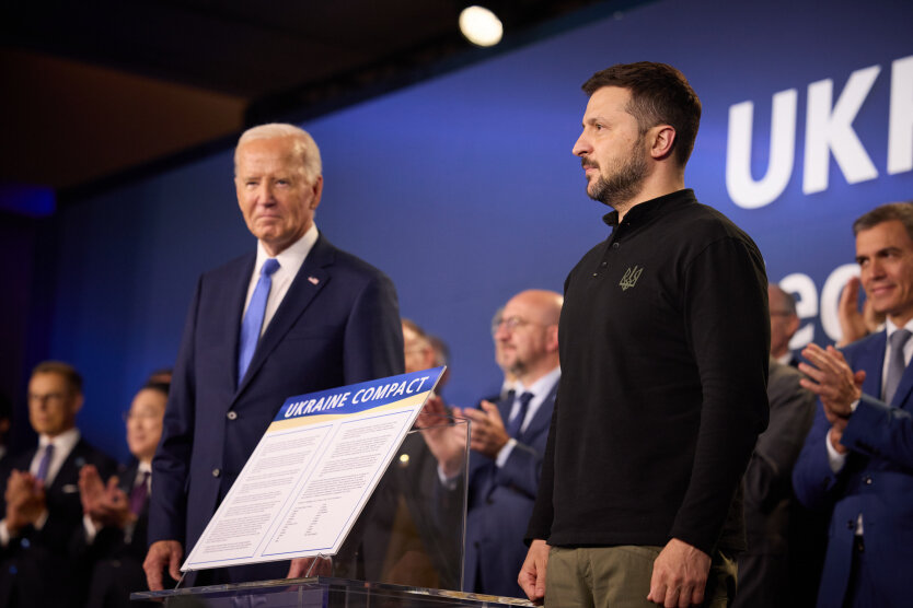 Зеленський з усмішкою робить знак плану Б