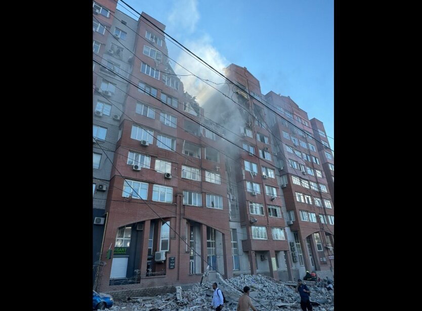 Зеленский прокомментировал ракетный удар по Днепру: разрушено четыре этажа жилого дома