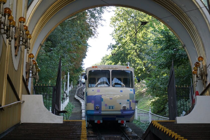 Убитый подросток возле здания УДВ в Киеве