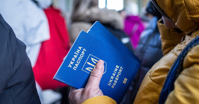 Українські біженці повертаються під охороною