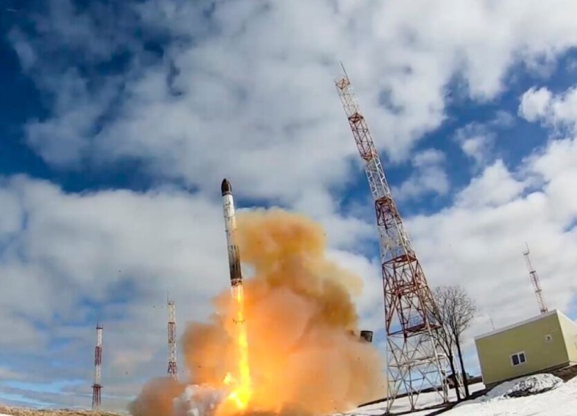 Военный держит ядерное оружие в руке