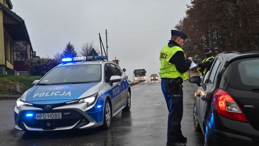 Зображення польського автомобіля і українського паспорта