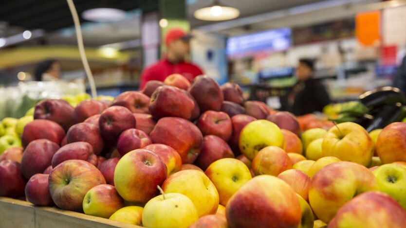 До 230 гривень за кіло: українцям показали, як змінилися ціни на виноград та яблука влітку