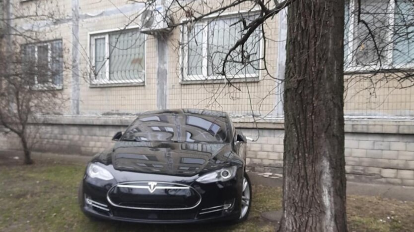 Авто заряджається від вікна квартири