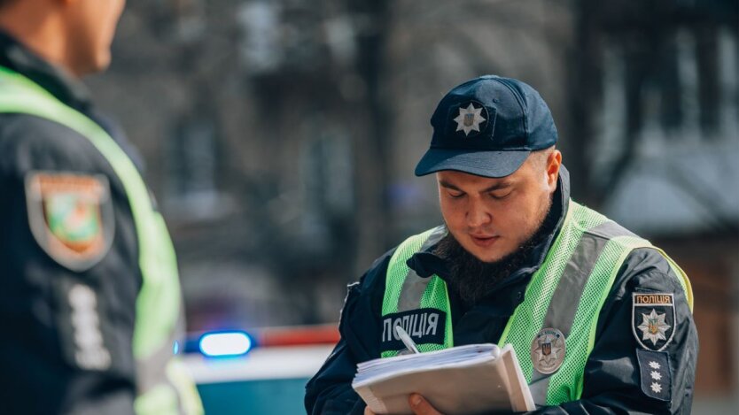 Дрифтуючий автомобіль на трасі