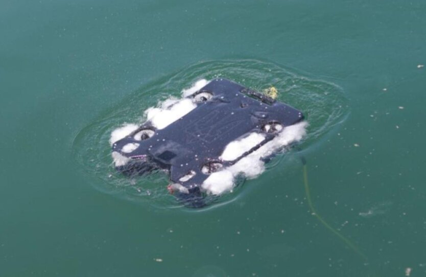 Изображение подводного дрона в морском порту