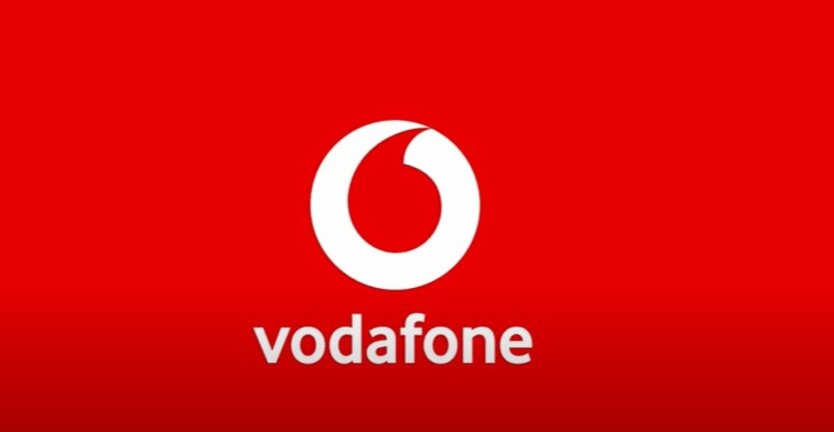 Логотип Vodafone на экране смартфона