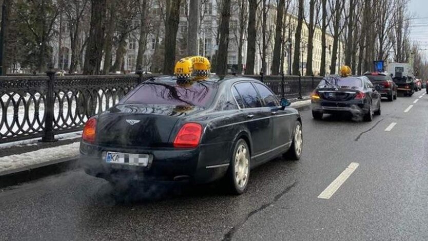 Старенька жінка в таксі з водієм